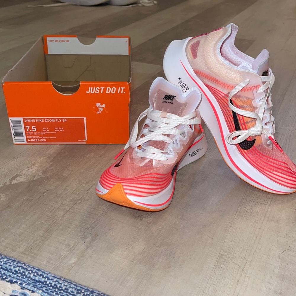 Nike zoom fly athletic shoes